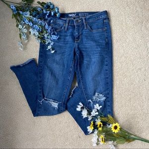 Cute ripped skinny jeans! 🌸